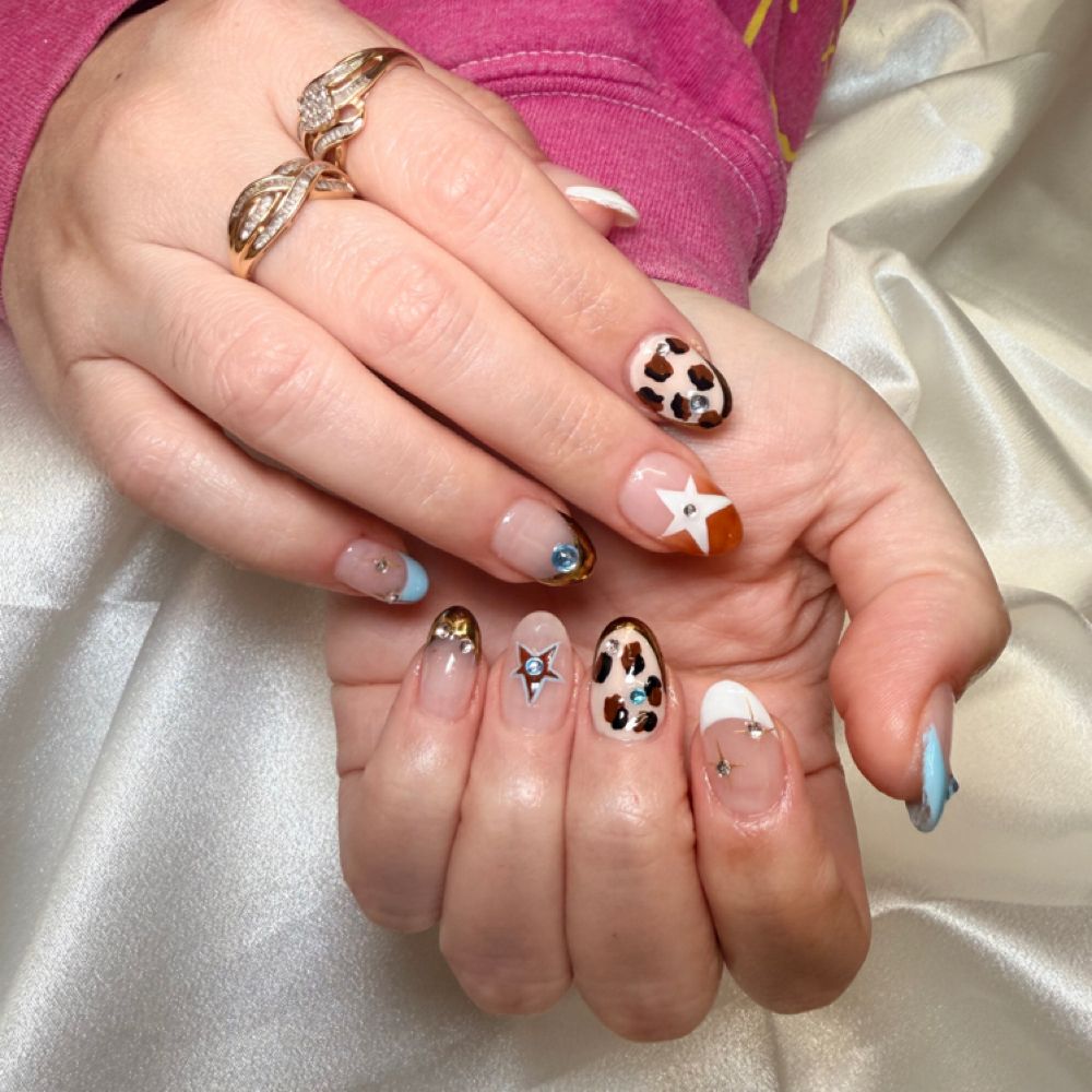 Leopard accent nails